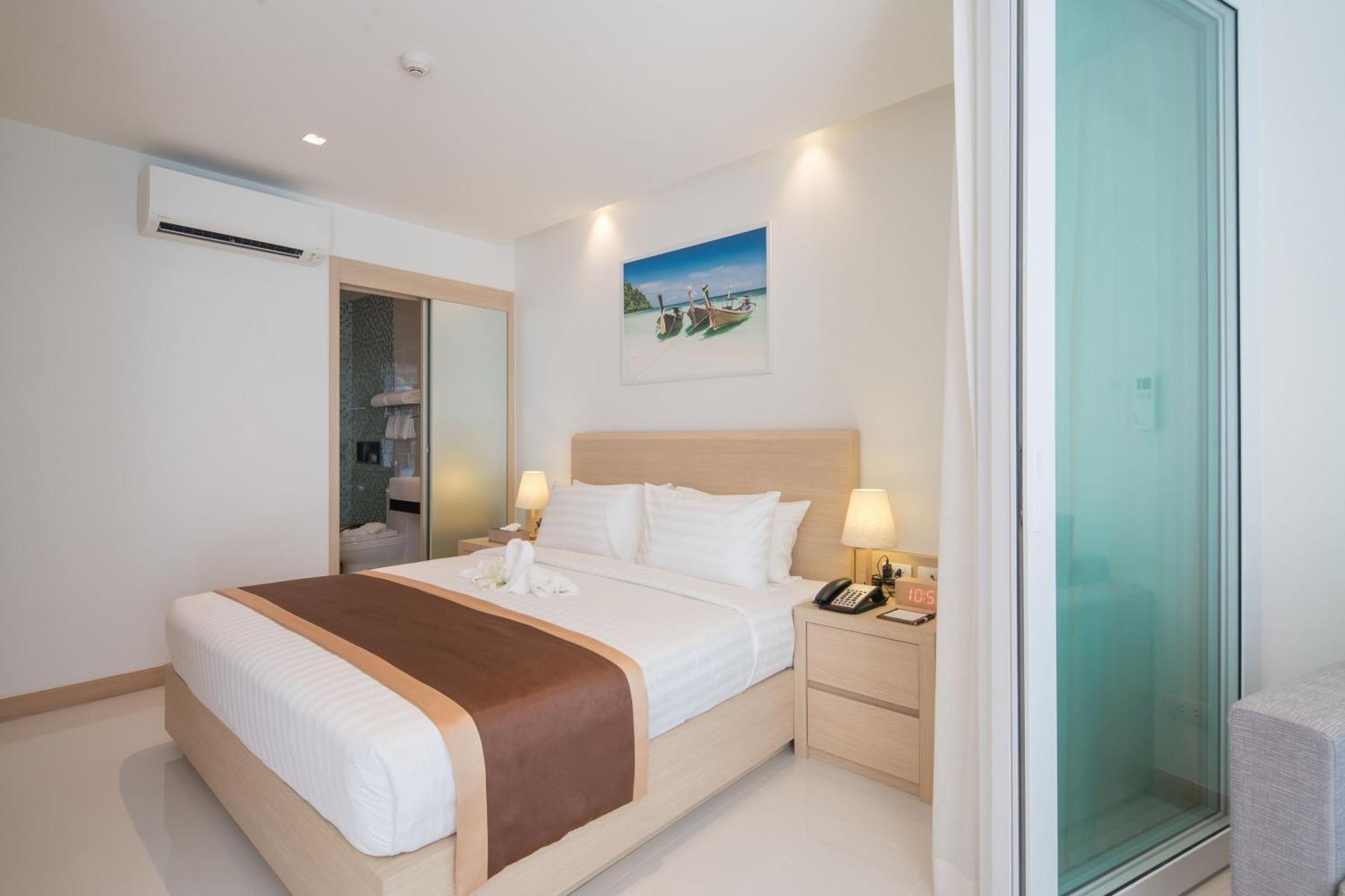 Hotel The Beachfront Phuket